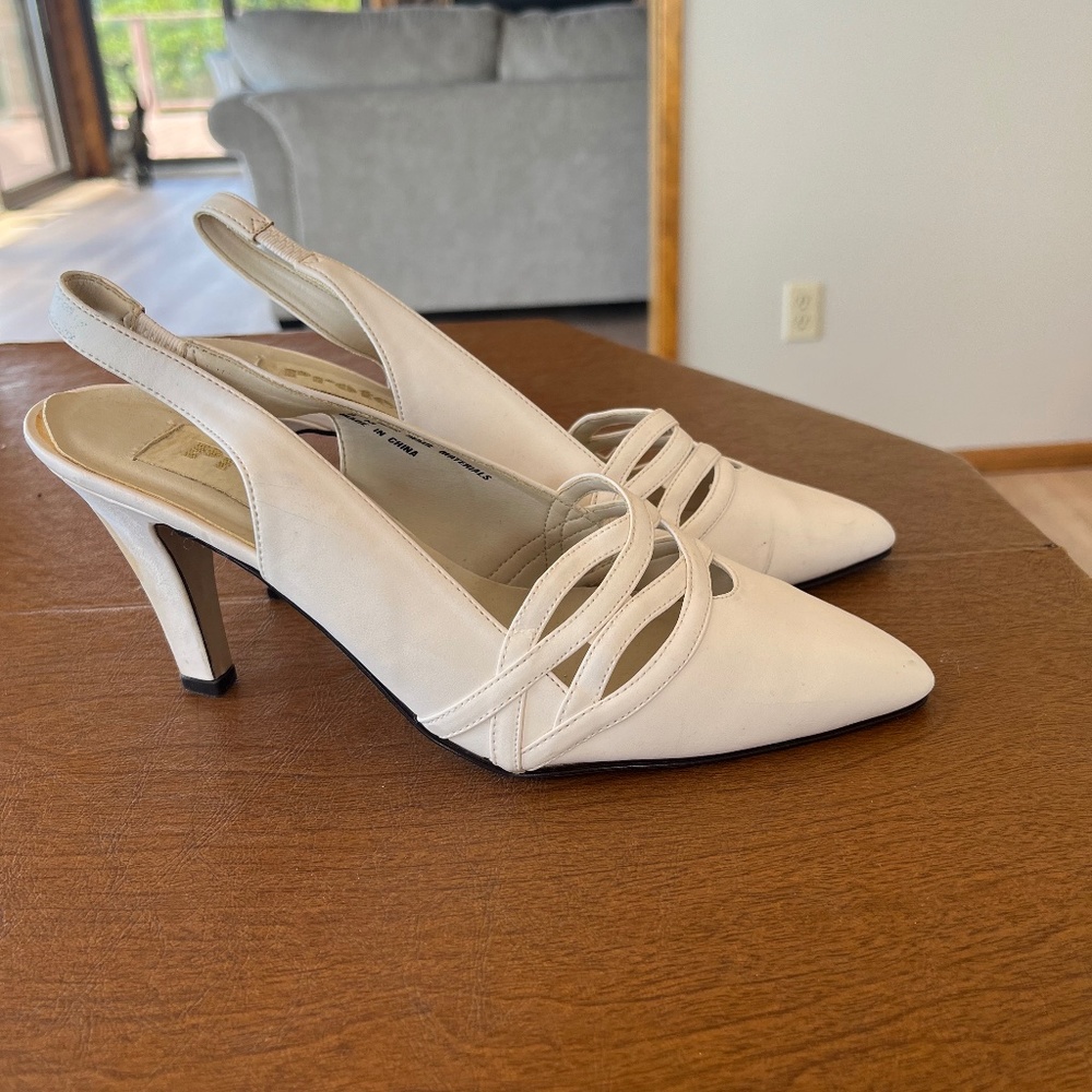 Gently used crème classic high heels